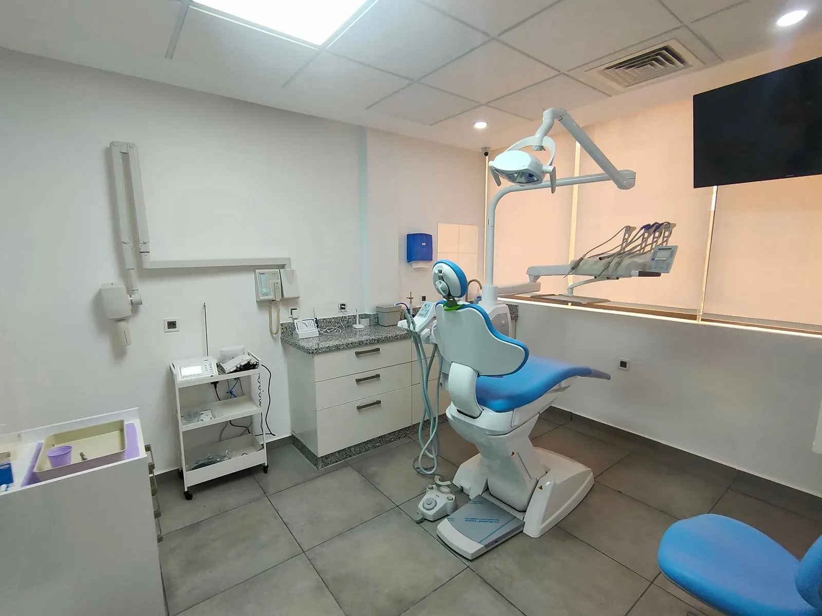 Salle de soins équipée d’un fauteuil dentaire moderne